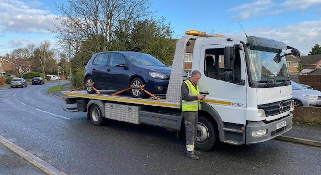 Swift Tow Auction car collection and transport service in the UK using flatbed truck